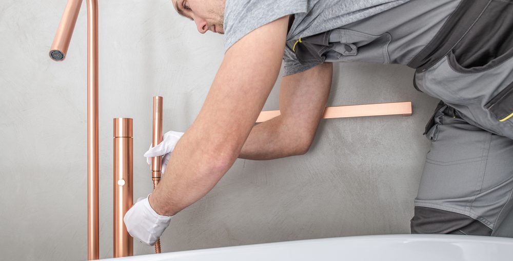 O imagine cu o cadă freestanding în curs de instalare